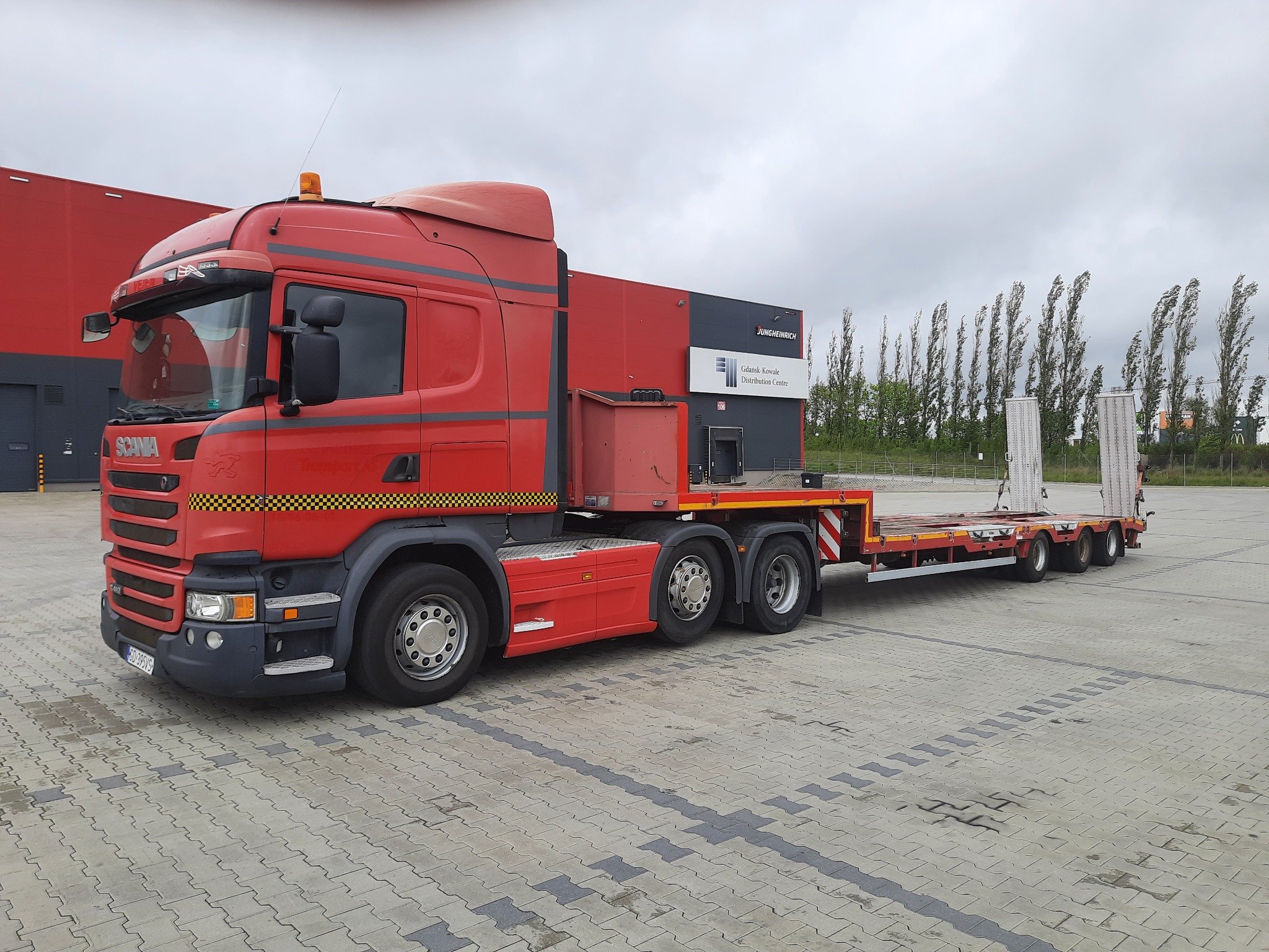 Transport niskopodwoziowy maszyn koparek wózków widłowych podnośników wozidel