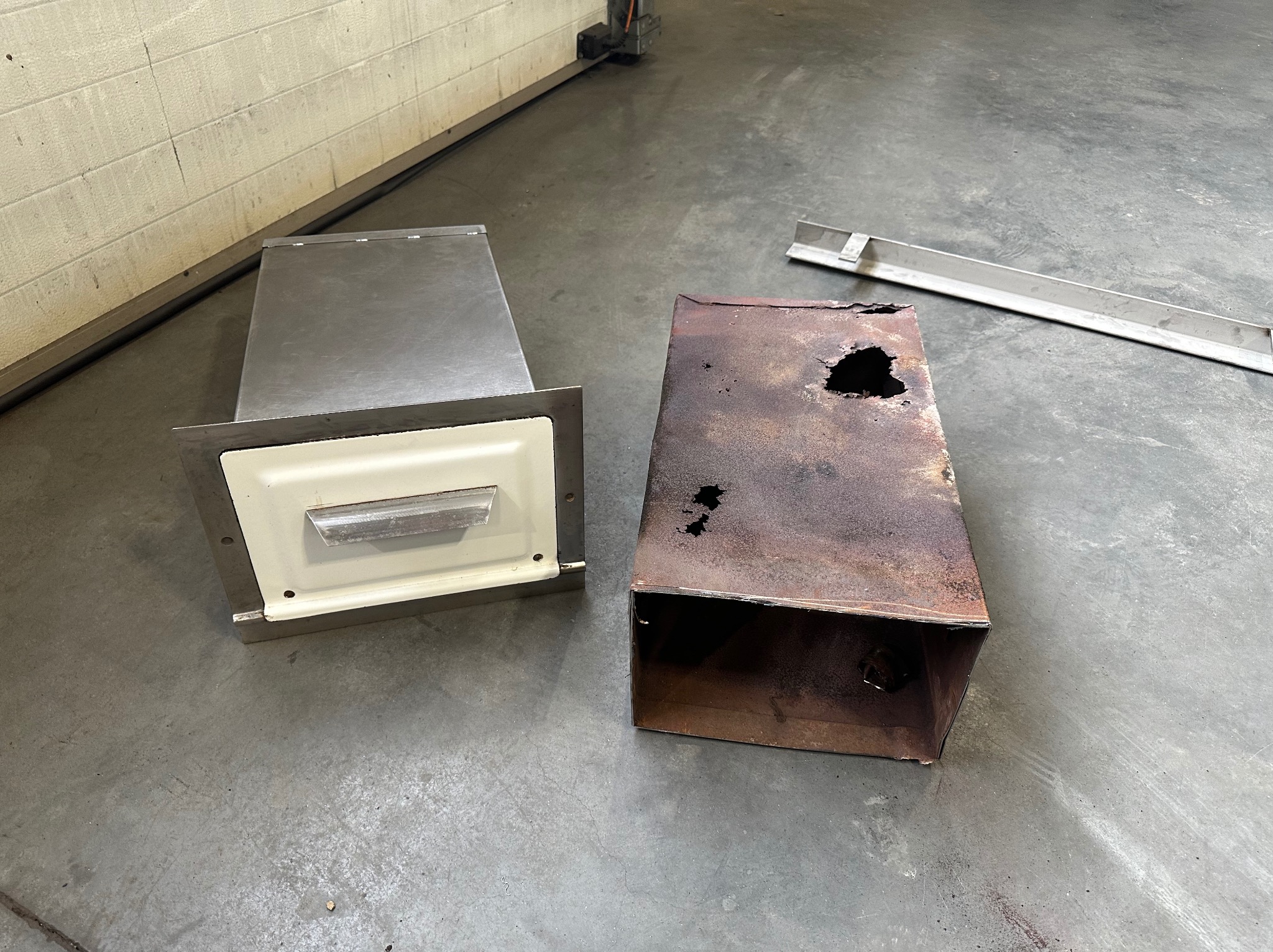 Porównanie nowego i skorodowanego metalowego elementu skrzynkowego, ukazujące różnicę w stanie technicznym przed i po eksploatacji lub procesie korozji.