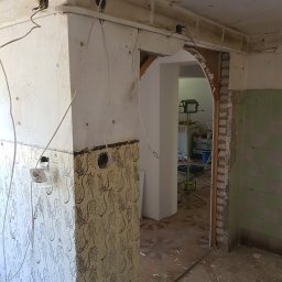 Zdjęcie po skuciu płytek w przejściu.