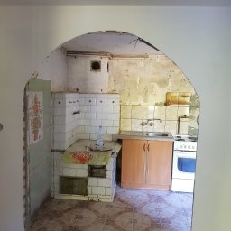 Zdjęcie z drugiej strony - poprzednio skucie płytek, szpachlowanie, malowanie 