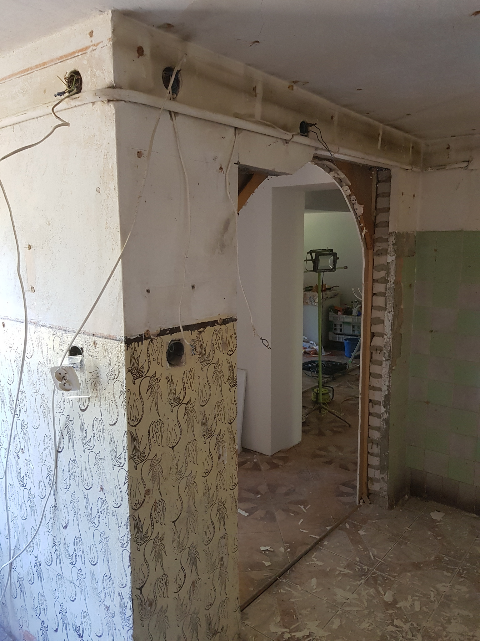 Zdjęcie po skuciu płytek w przejściu.