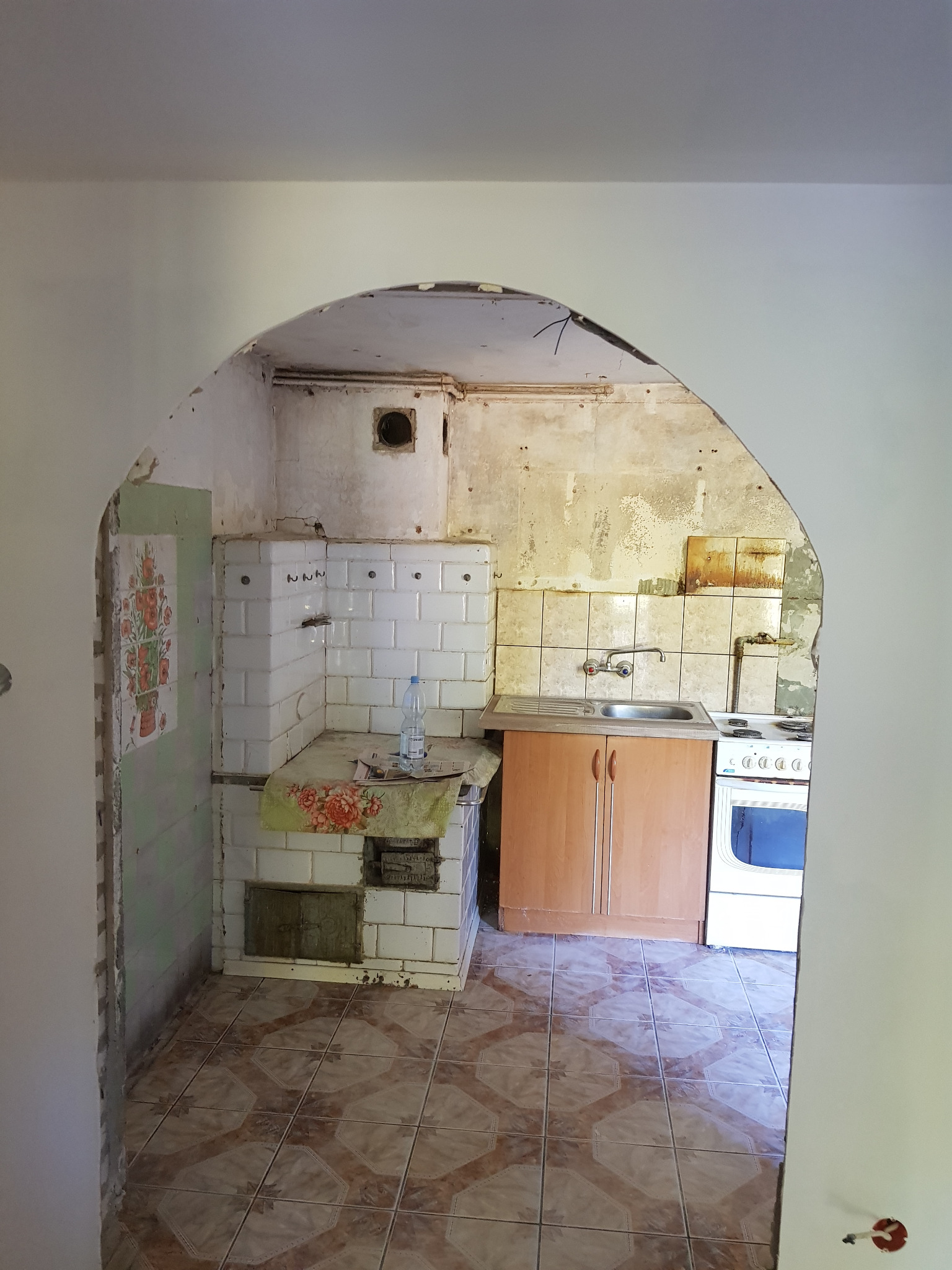 Zdjęcie z drugiej strony - poprzednio skucie płytek, szpachlowanie, malowanie