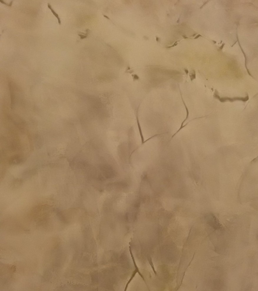 Beżowa ściana z nieregularną teksturą, imitująca naturalny kamień z delikatnymi żyłkami i subtelnymi przejściami tonalnymi.