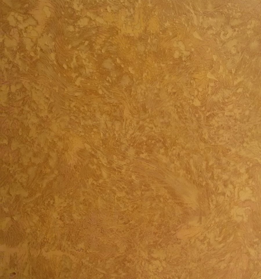 Dekoracyjna ściana w odcieniach złota z efektem marmuru, wykonana w Poznaniu, prezentująca unikalną fakturę.