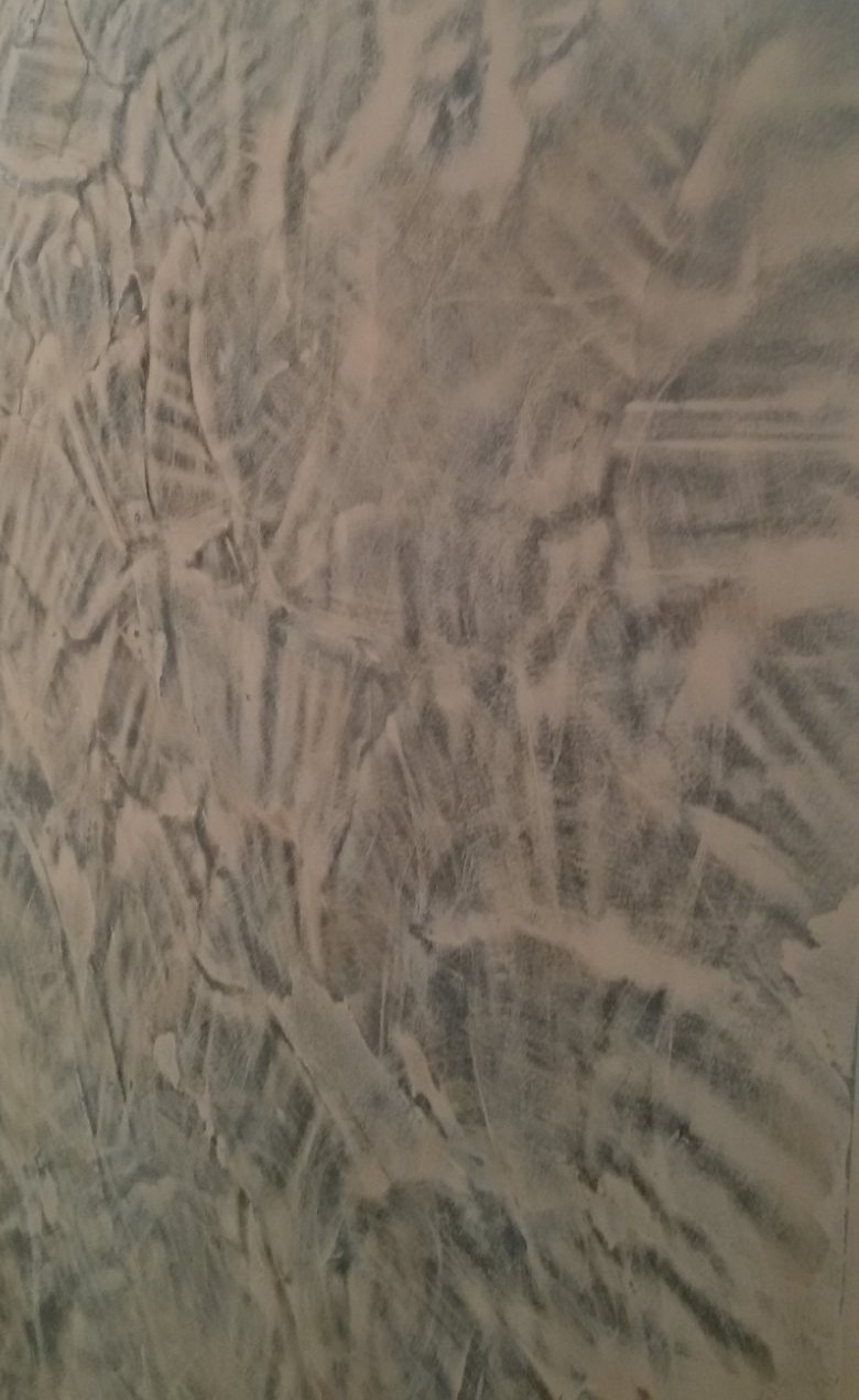 Ściana z efektem dekoracyjnym, imitująca naturalne wzory, szaro-biała kolorystyka, widoczne ślady pędzla i faktura.