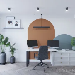 Nowoczesne biuro domowe z białym biurkiem, szarym krzesłem obrotowym, dwoma monitorami, roślinami w doniczkach i dekoracyjnymi elementami geometrycznymi na ścianie.