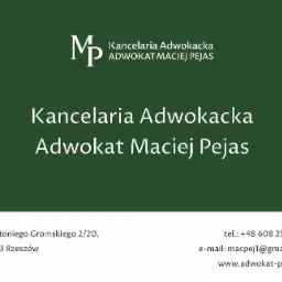 Wizytówka Kancelarii Adwokackiej Adwokat Maciej Pejas z Rzeszowa, zawierająca logo, adres, numer telefonu i adres e-mail.
