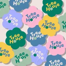 Powtarzający się wzór z kwiatów w pastelowych kolorach, każdy z napisem 'Tree House' w różnych odcieniach niebieskiego i zielonym akcentem.
