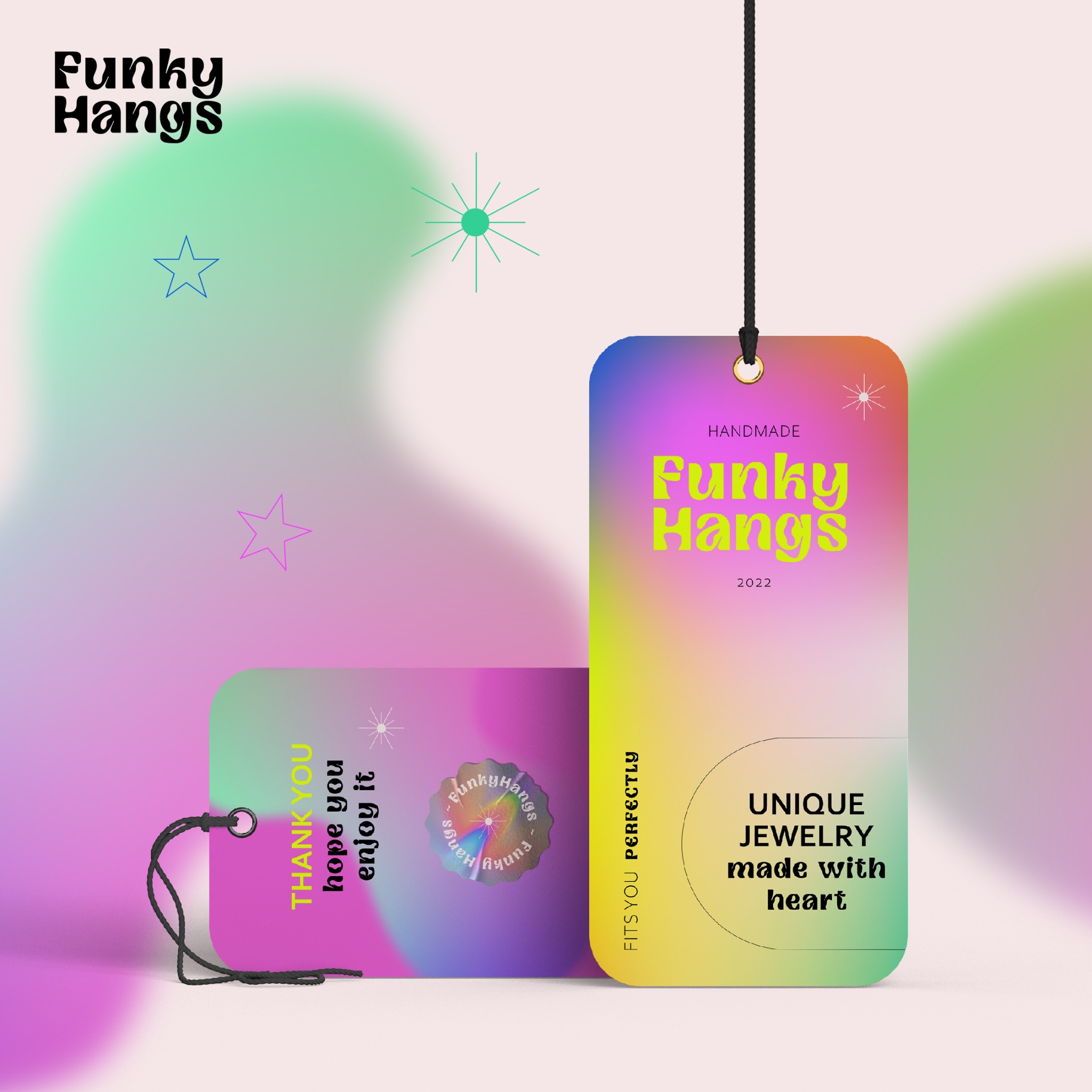 Dwie zawieszki z gradientem kolorów, jedna z napisem 'Funky Hangs 2022' i informacją o rękodziele, a druga z podziękowaniem za zakup, na abstrakcyjnym tle z gwiazdkami.