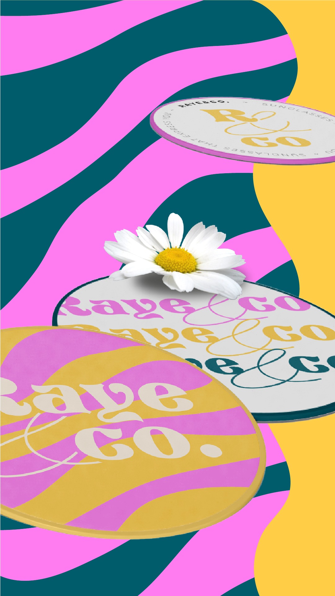 Abstrakcyjna kompozycja z trzema okrągłymi elementami z napisem 'Raye & Co.', stylizowanymi w różowe i złote paski, na tle w kolorach różowym, morskim i żółtym, z pojedynczym białym kwiatem...