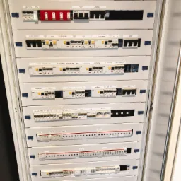 Rozdzielnica w domu ze smart home.