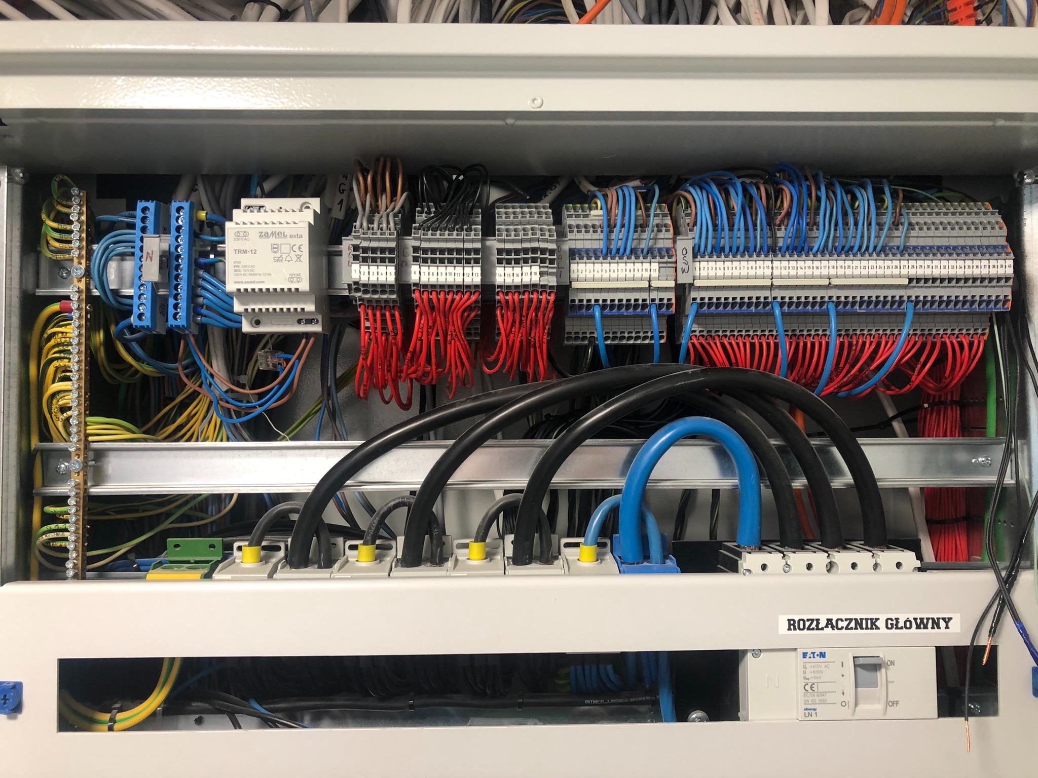 Wnętrze rozdzielnicy w domu z inteligentną instalacją.