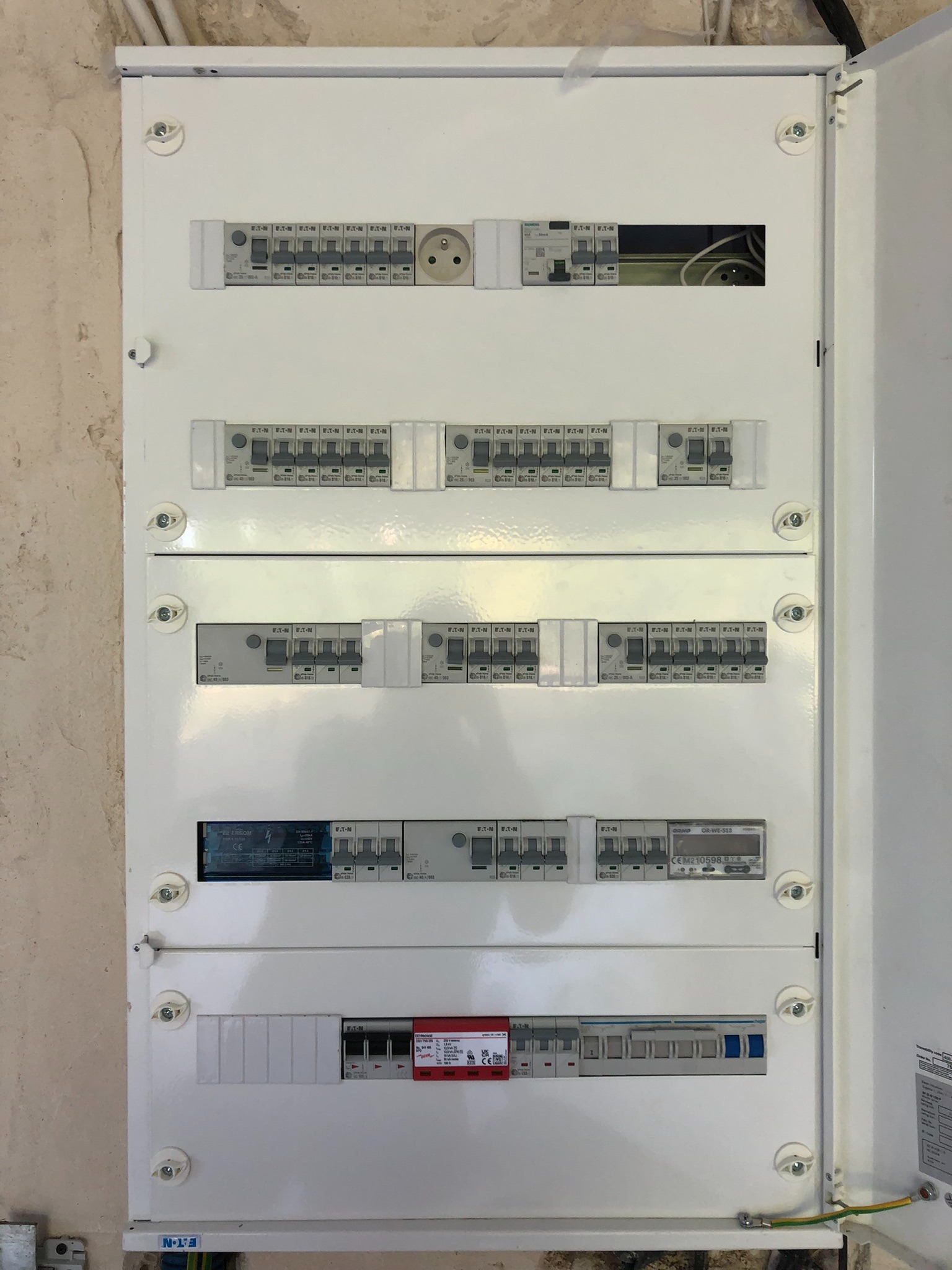 Typowa rozdzielnica elektryczna w domu około 200m2.