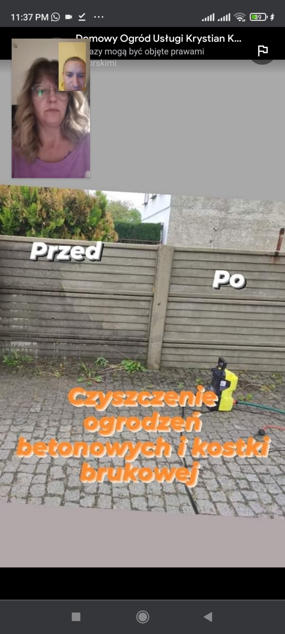 Zdjęcie z ekranu telefonu prezentujące czyszczenie betonowego ogrodzenia i kostki brukowej z użyciem myjki ciśnieniowej, widoczne ujęcie 'przed' i 'po' zabiegu, z nałożonym tekstem informującym...