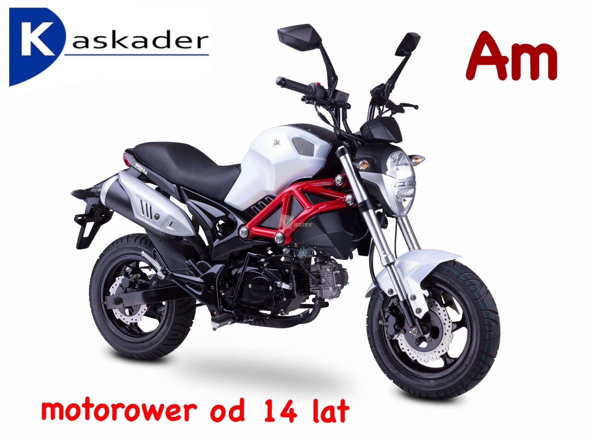 Biało-czarny motorower z czerwoną ramą, marki Kaskader, z napisem 'Am' i 'motorower od 14 lat' na białym tle.