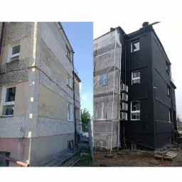 Porównanie stanu elewacji budynku przed i po renowacji: stara, szara elewacja obok odnowionej, pomalowanej na czarno, z widocznym rusztowaniem.
