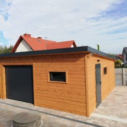 Tomasz Gajko - Garaż na samochód ze schowkiem na narzędzia ogrodowe.