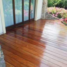 Taras pół okrągły z drewna egzotycznego Merbau.