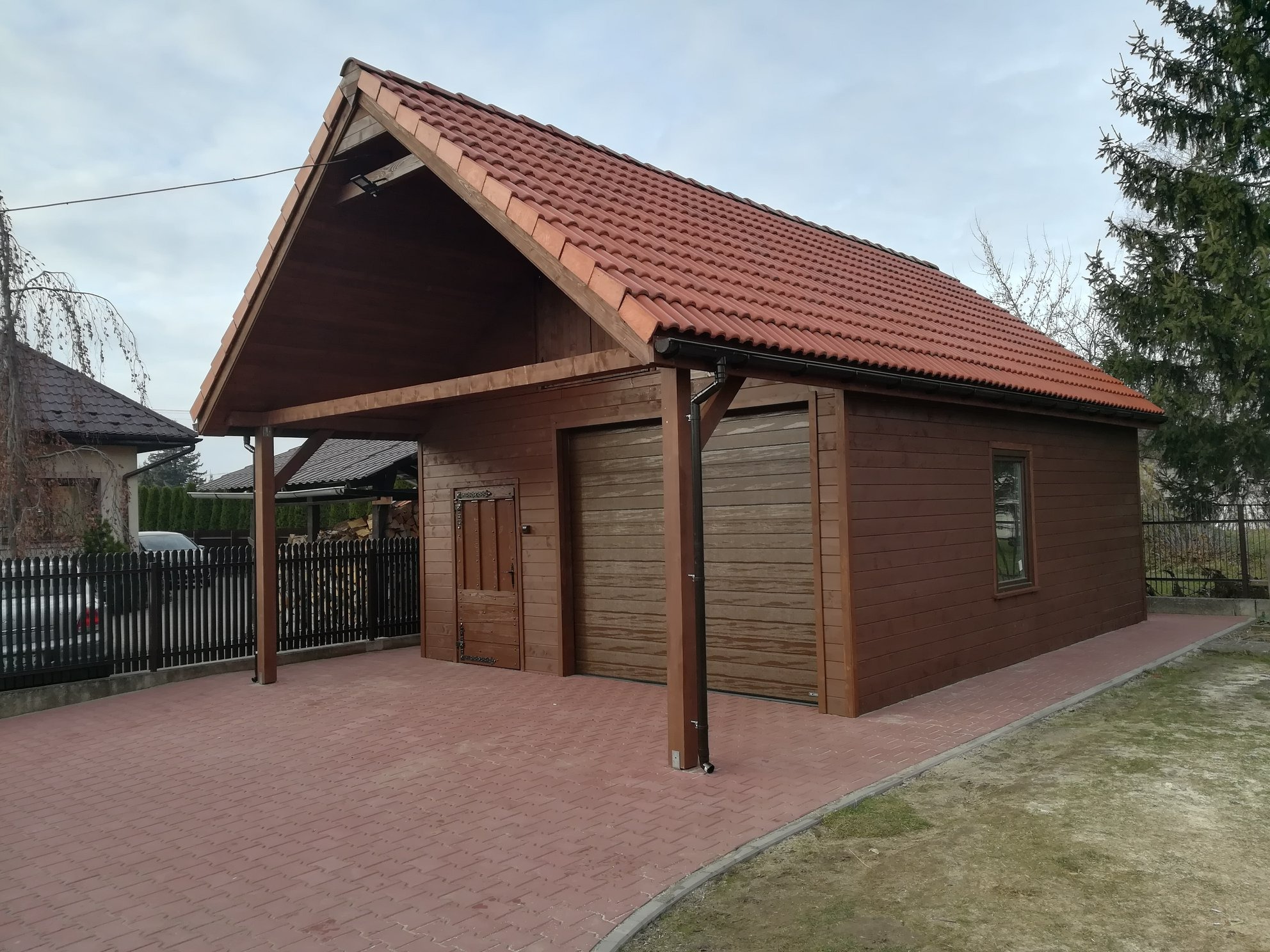 Garaż drewniany z dachówką ceramiczną.