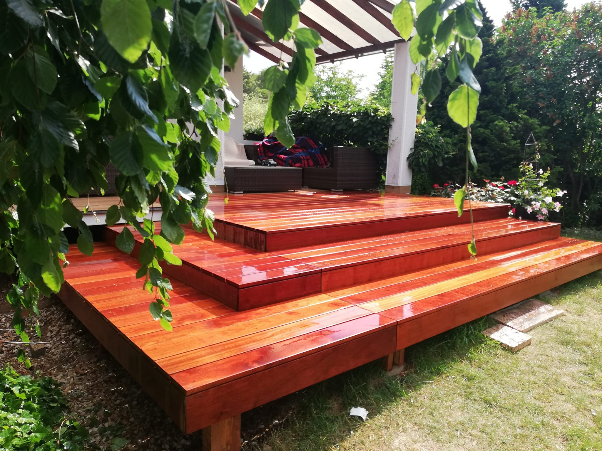 Taras z drewna egzotycznego.