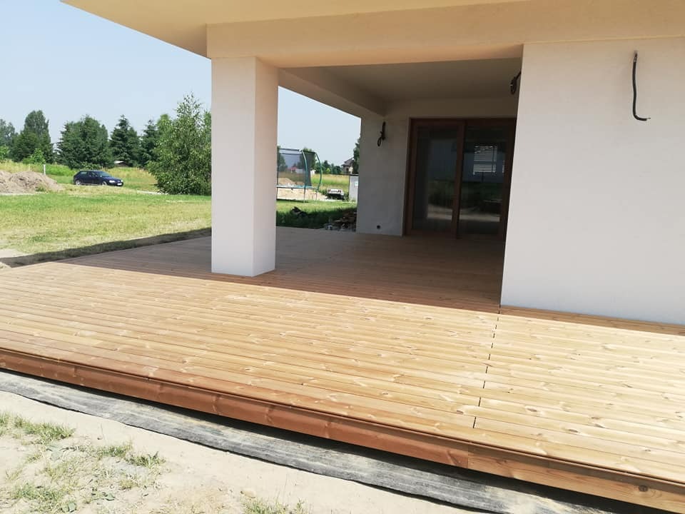 Taras z sosny skandynawskiej z ukrytym łączeniem.