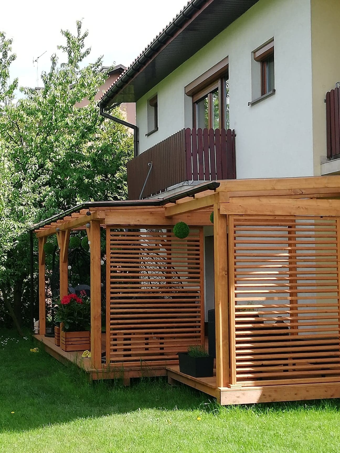 Podwójny taras z zadaszeniem.