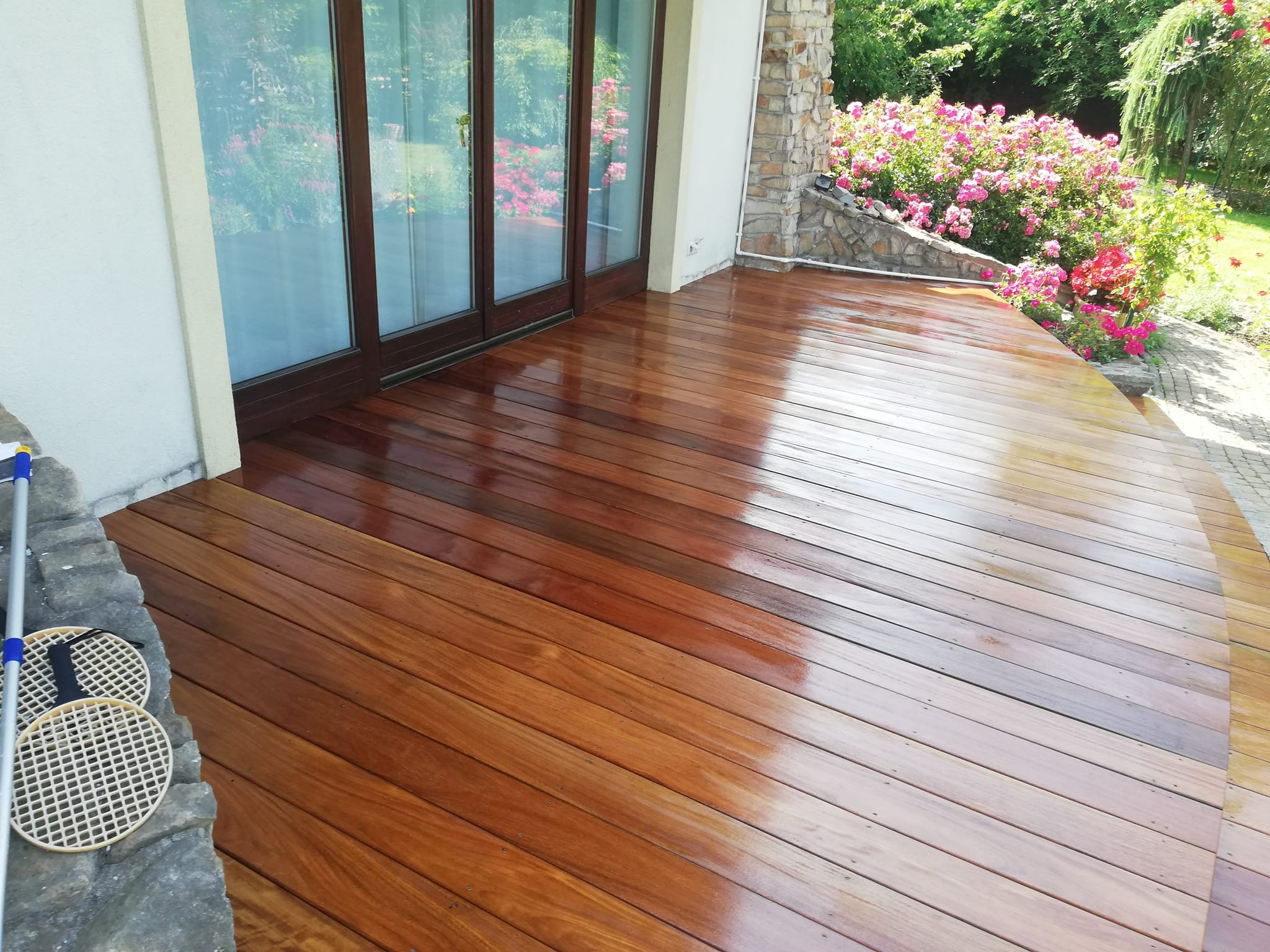 Taras pół okrągły z drewna egzotycznego Merbau.