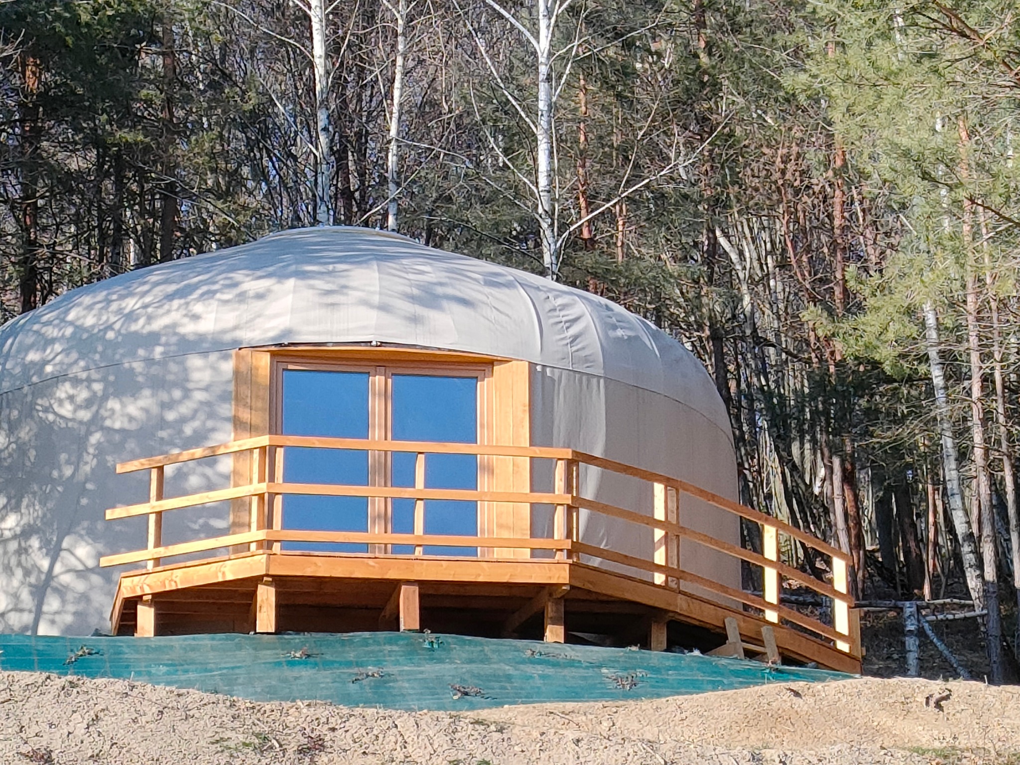 Okrągłe tarasy przy jurtach.