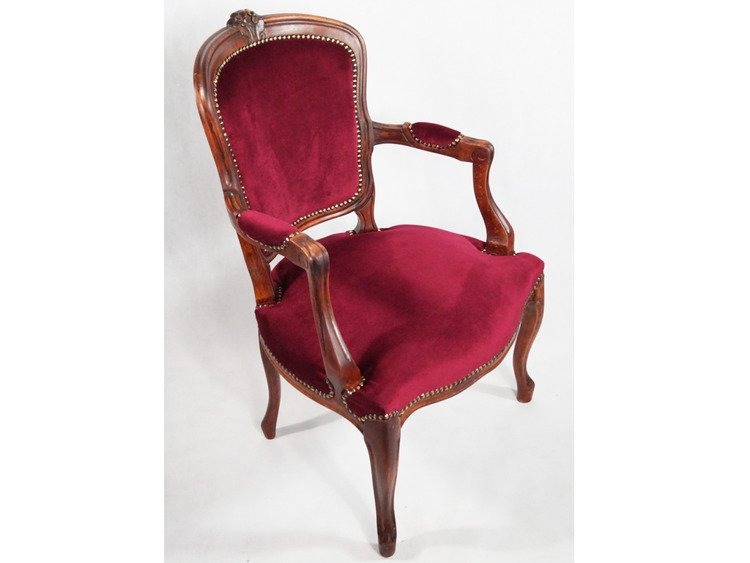 Burgundowy fotel z drewnianą ramą i ozdobnymi ćwiekami na białym tle, widok z góry.