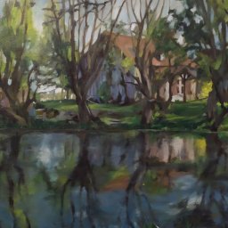 Natalia Hajkowska Art - Pejzaż olejny przedstawiający dom z czerwonym dachem widziany przez drzewa odbijające się w wodzie.