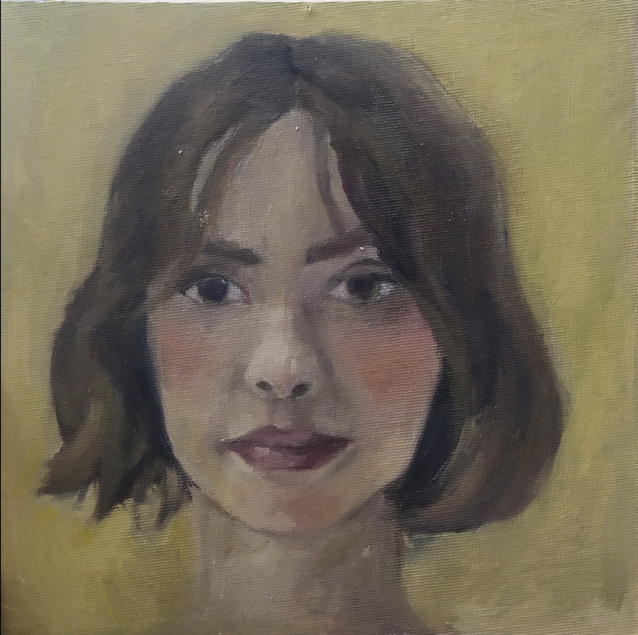 Olejny portret kobiety z brązowymi włosami i delikatnym uśmiechem na płótnie o żółtym tle.