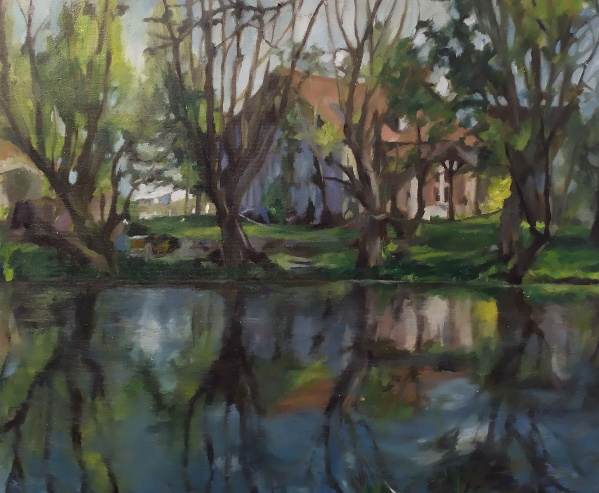 Pejzaż olejny przedstawiający dom z czerwonym dachem widziany przez drzewa odbijające się w wodzie.