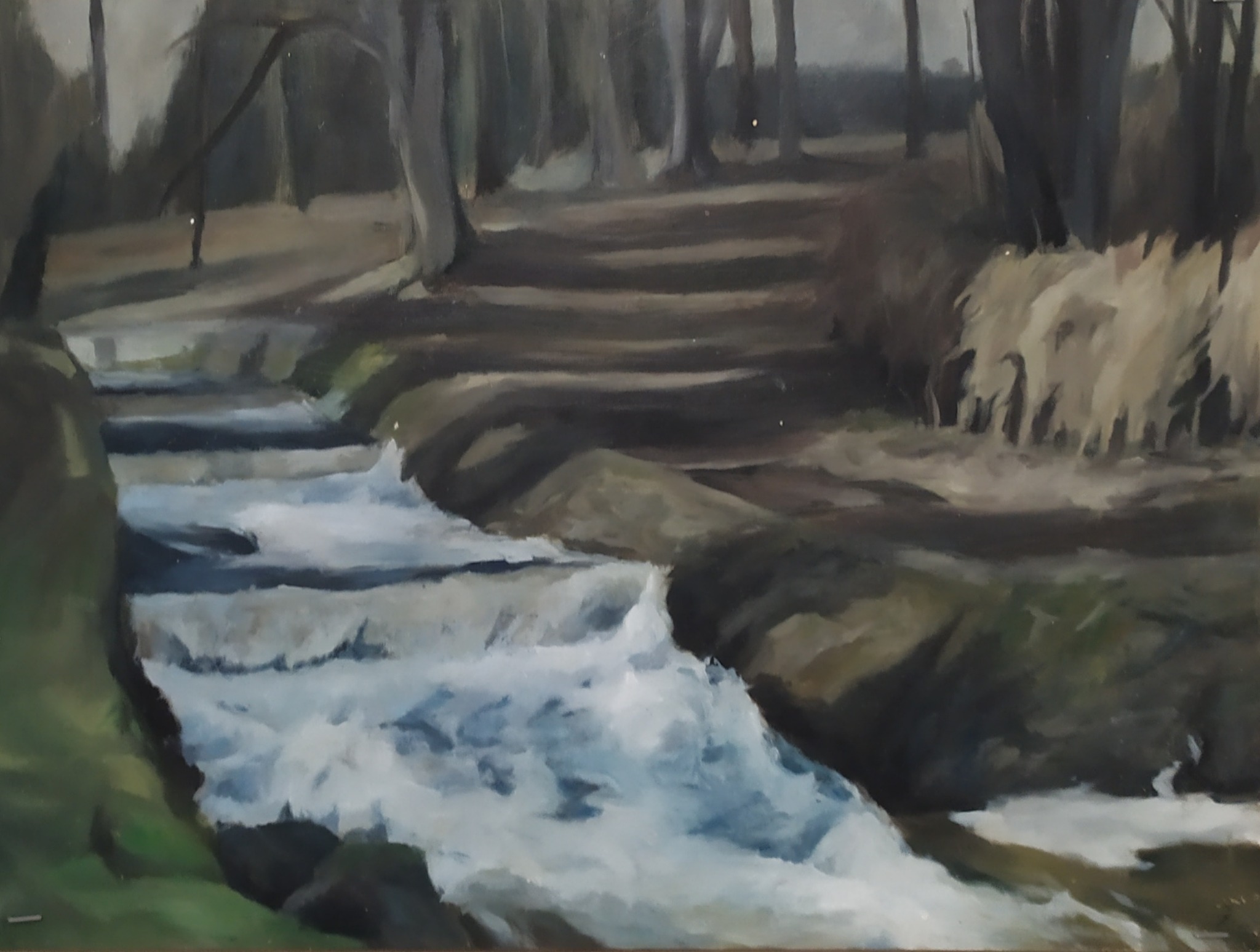 Olejne przedstawienie bystrego strumienia w lesie, z widocznymi kaskadami wody i drzewami w tle, utrzymane w stonowanej palecie barw.