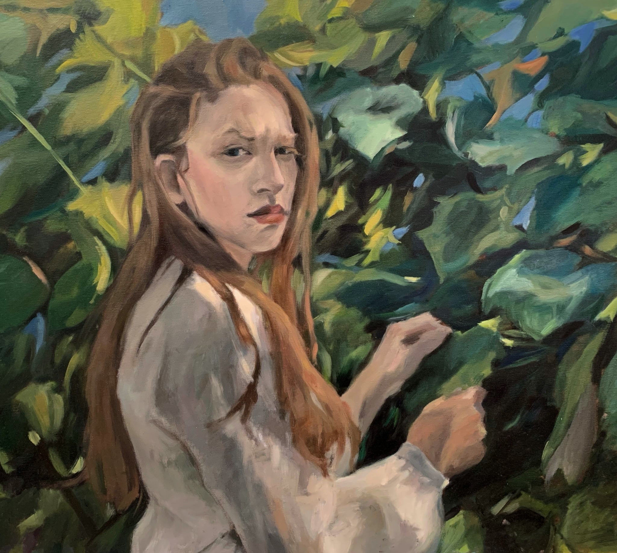 Portret młodej kobiety o rudych włosach na tle bujnej zieleni, namalowany farbami olejnymi z widoczną fakturą pędzla.