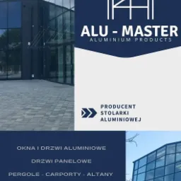 Budynek komercyjny z fasadą ze szkła i metalu, logo firmy ALU-MASTER nałożone na zdjęcie, informacja o produkcji stolarki aluminiowej.