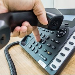 Wirtualna centrala telefoniczna VPBX zyskuje na popularności wśród firm, oferując prosty sposób na obsługę rozmów telefonicznych.