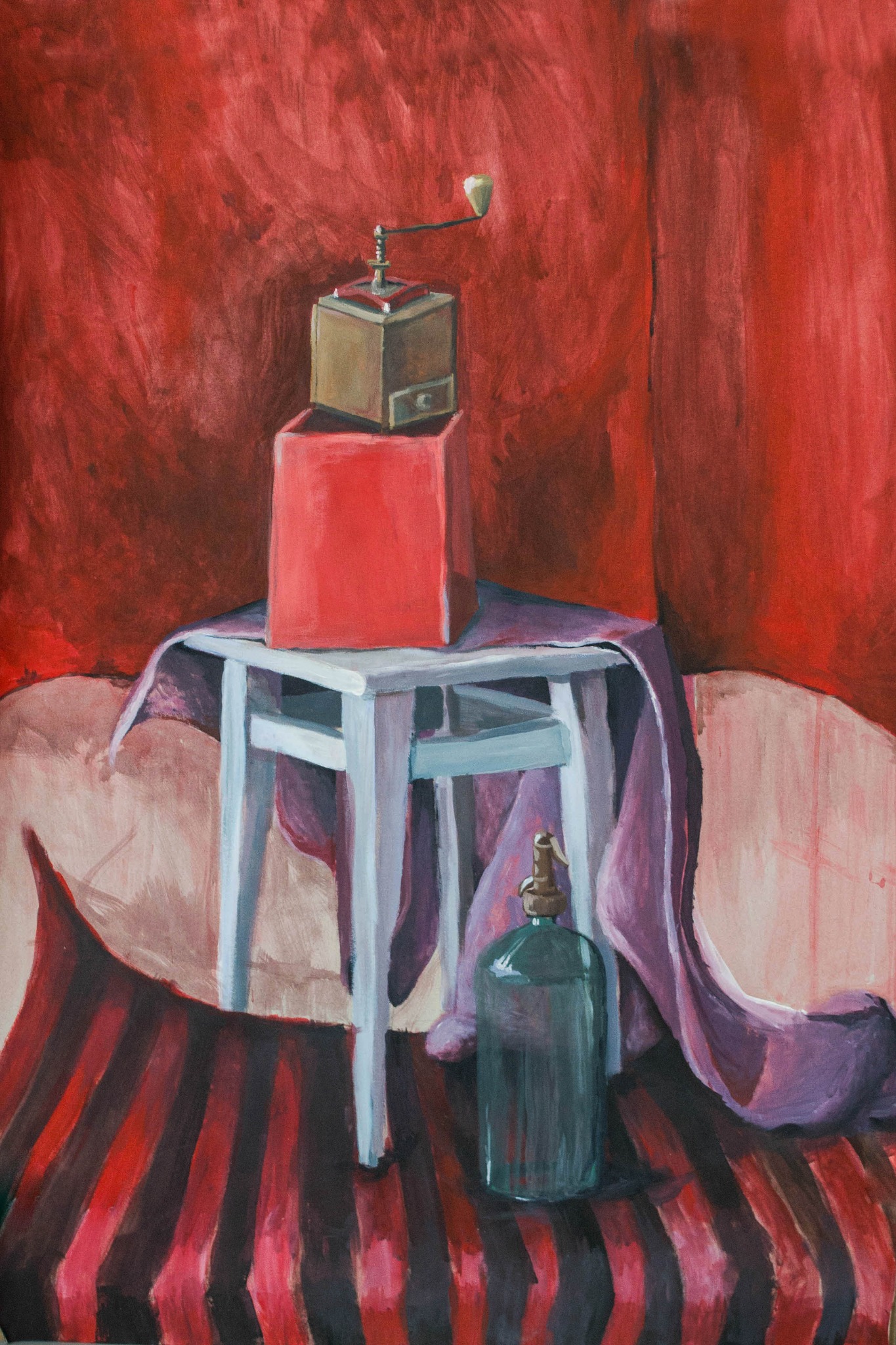 Martwa natura: obraz olejny przedstawiający młynek do kawy na czerwonym pudełku, stojący na białym taborecie z fioletową draperią, z butelką na tle czerwonej zasłony i pasiastym dywanem.