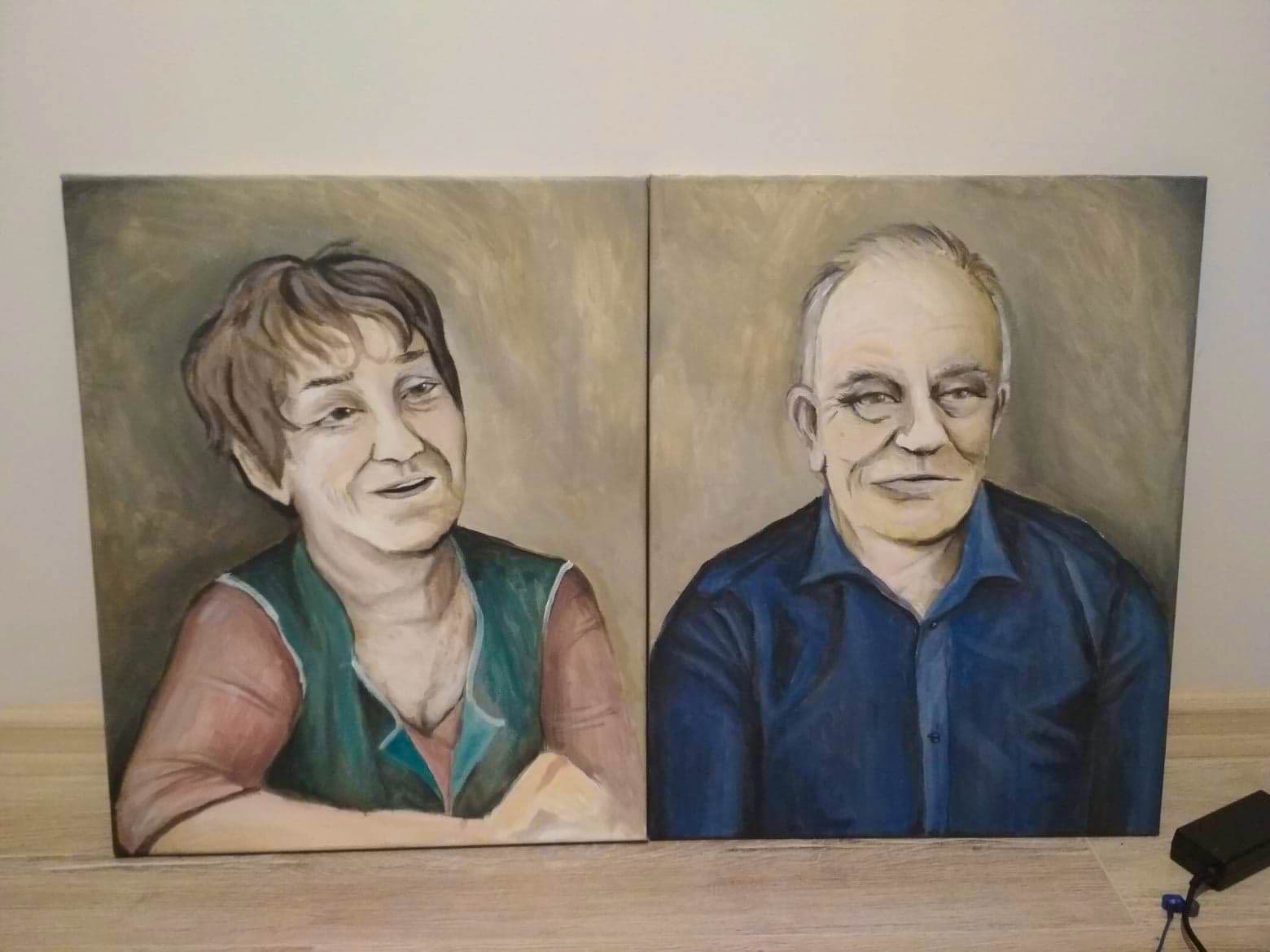Dwa portrety malarskie akrylem na płótnie przedstawiające kobietę w zielonej kamizelce i mężczyznę w niebieskiej koszuli, ustawione obok siebie.