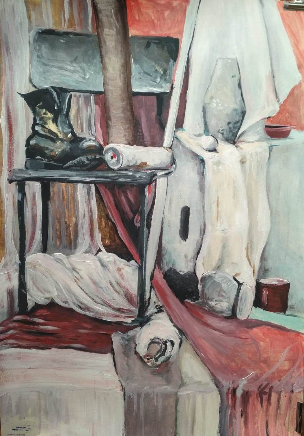 Akrylowa martwa natura: but na stole obok wałka do malowania, w tle drapowane tkaniny i wazon.