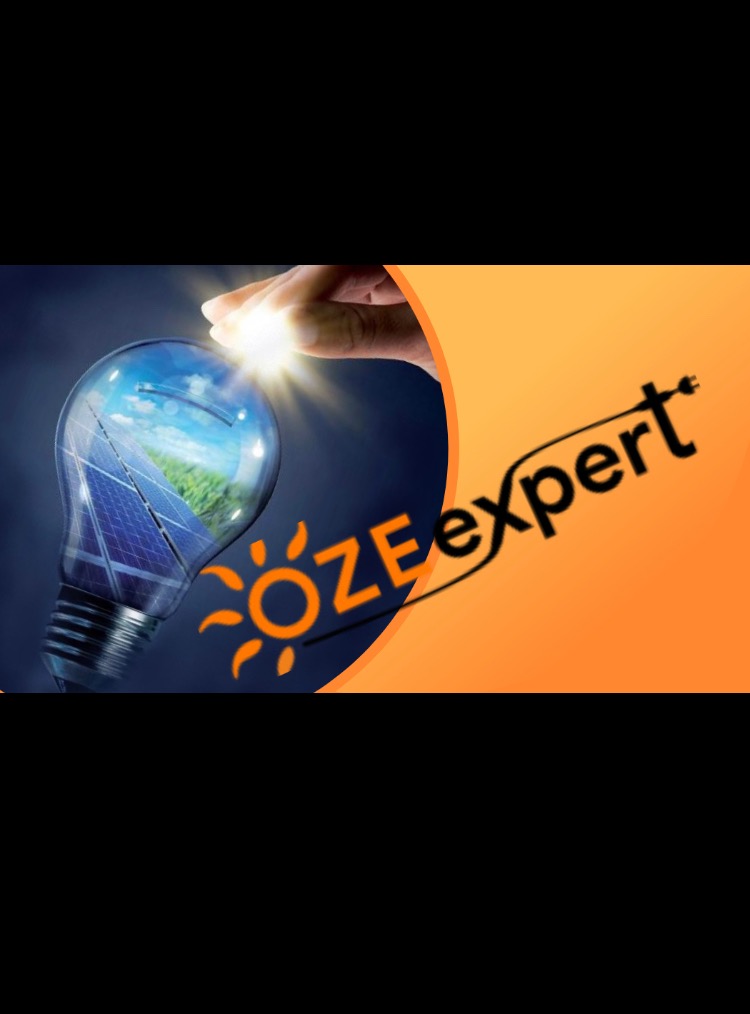 Grafika koncepcyjna: żarówka z panelami słonecznymi wewnątrz, dłoń dodająca blask i logo 'OZE expert' na pomarańczowym tle.