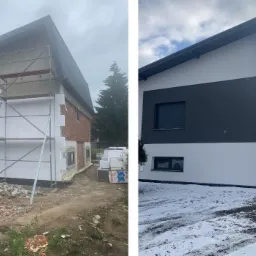 Porównanie elewacji domu przed i po: strona lewa z rusztowaniem, ocieplona styropianem, strona prawa z gotową, pomalowaną elewacją w kolorach szarości i bieli, na ziemi leży śnieg.