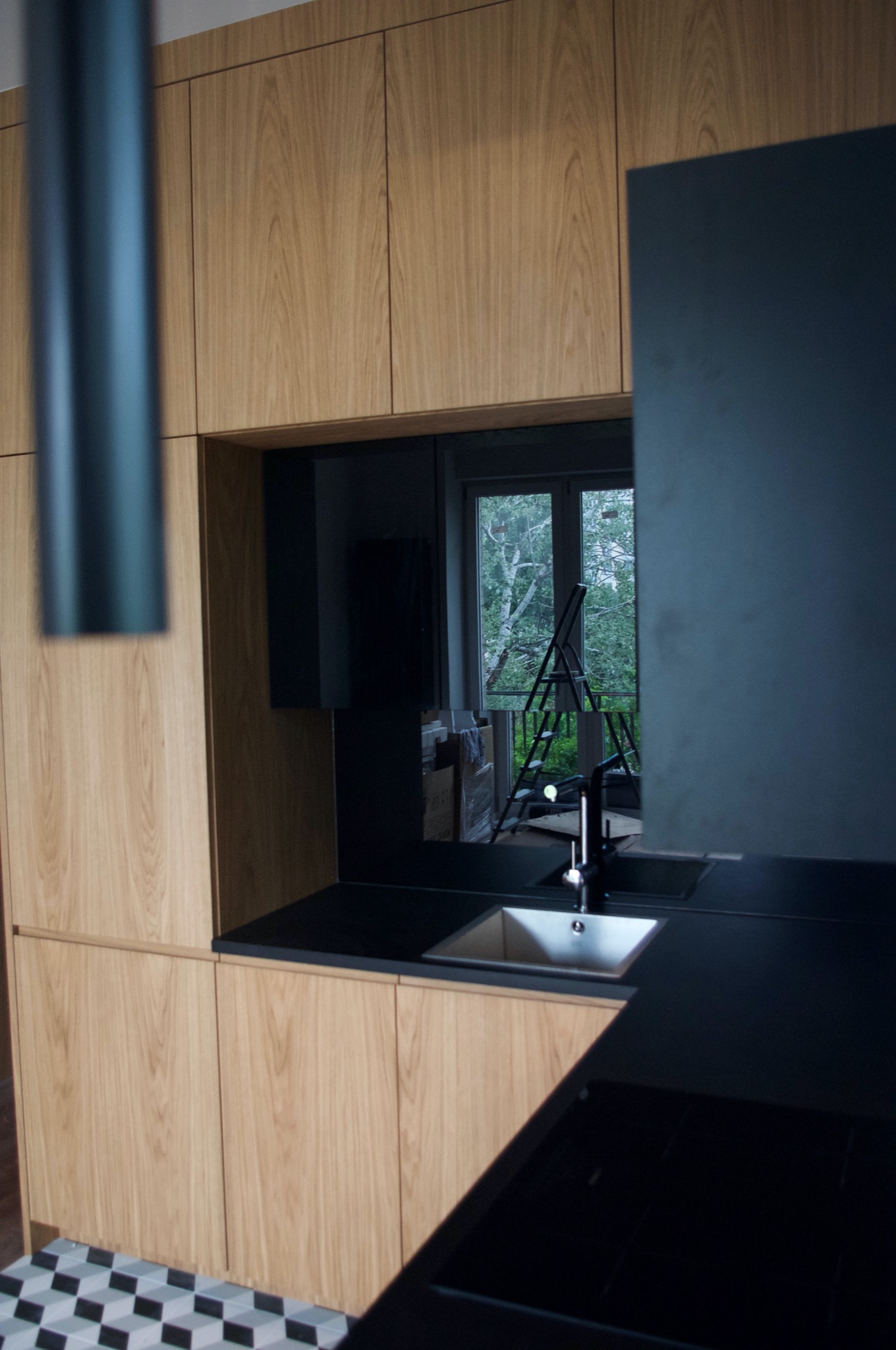 nowoczesna kuchnia, w pomieszczeniu o wysokości 3,0m, udało nie zniwelować ta wysokość różnymi poziomami szafek...