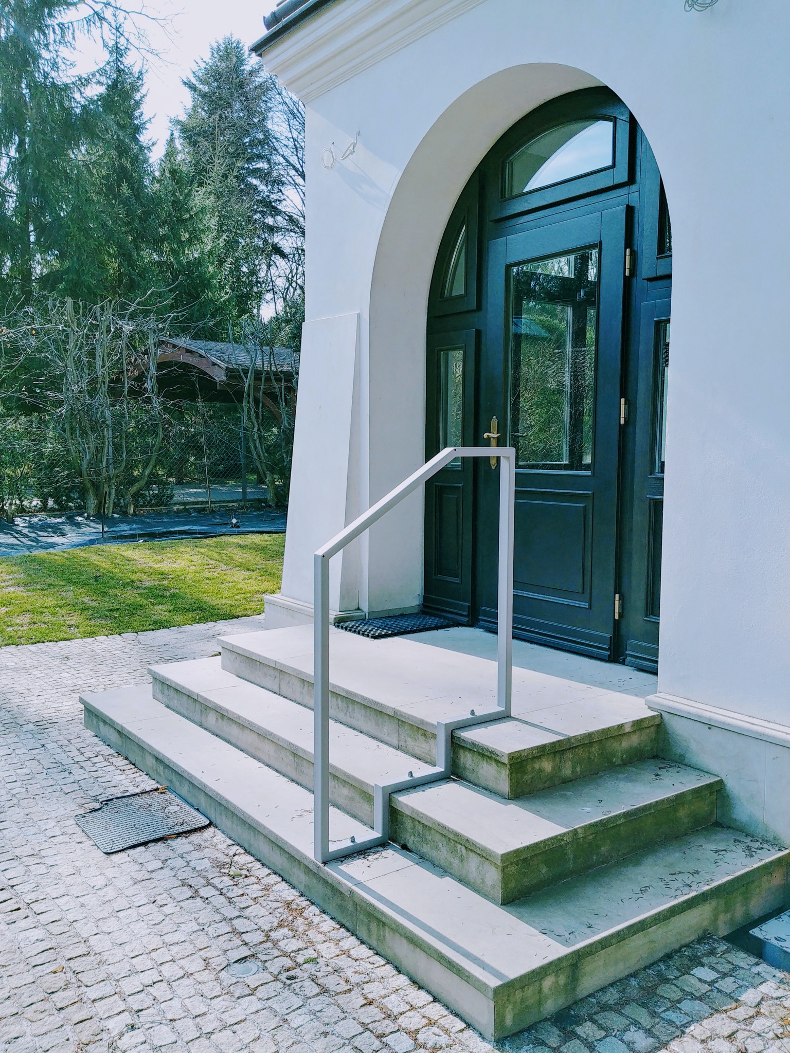 prosta forma i pełna funkcjonalność, projekt poręczy przy schodach...