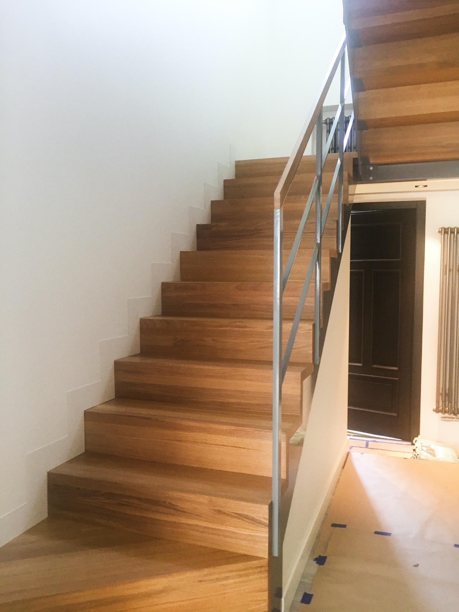 ciasna i niefunkcjonalna klatka schodów zmieniła nie w minimalistyczna przestrzeń w stonowanych barwach...