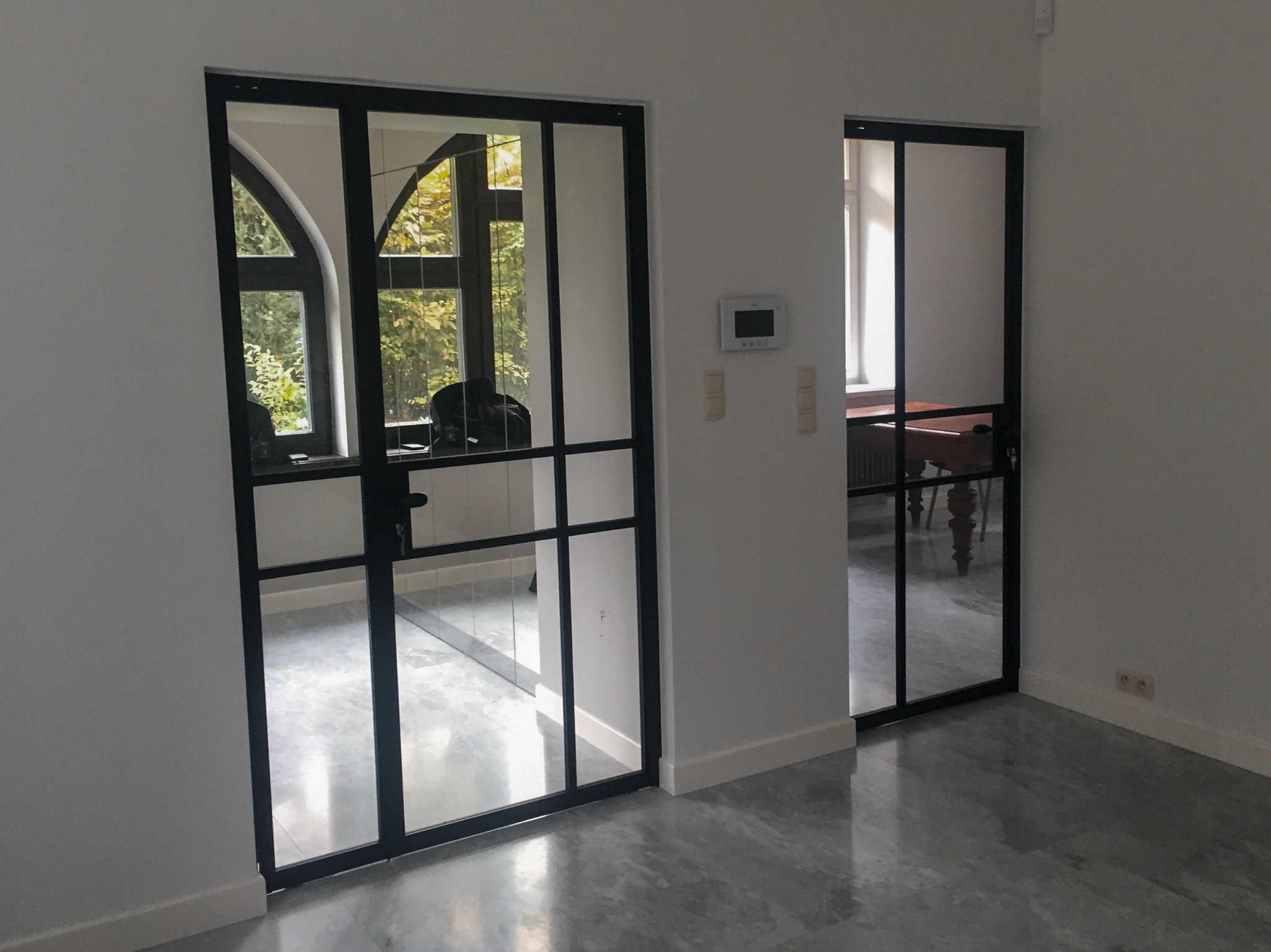 projekt drzwi wewnętrznych z mimośrodowym otwieraniem oraz systemem z cichym dotykiem...