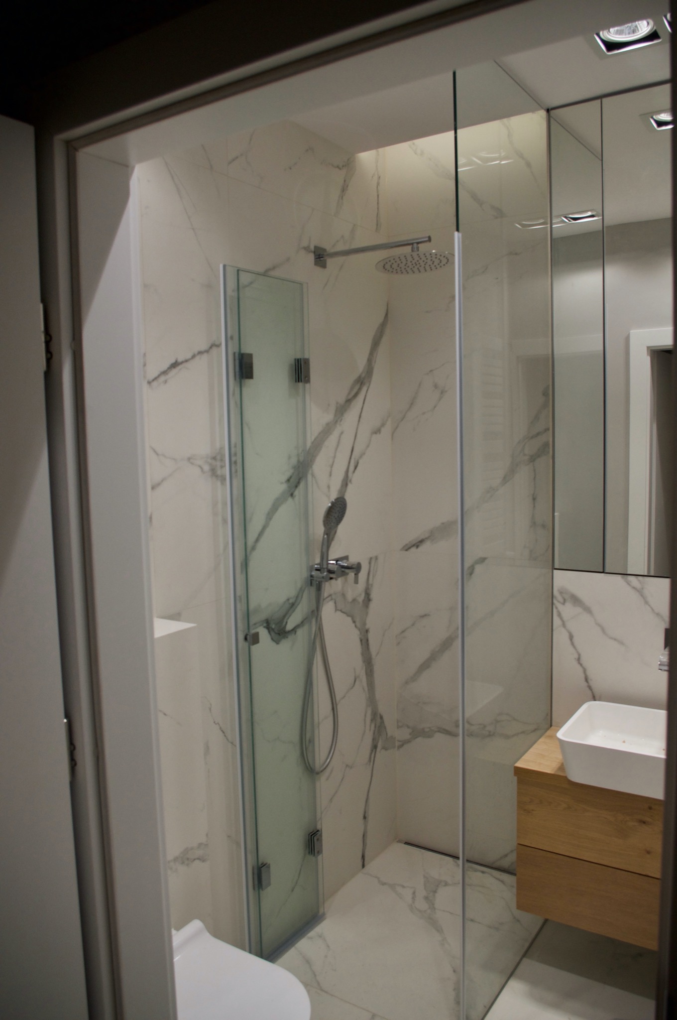 niewielka łazienka w ponadczasowym wystroju...