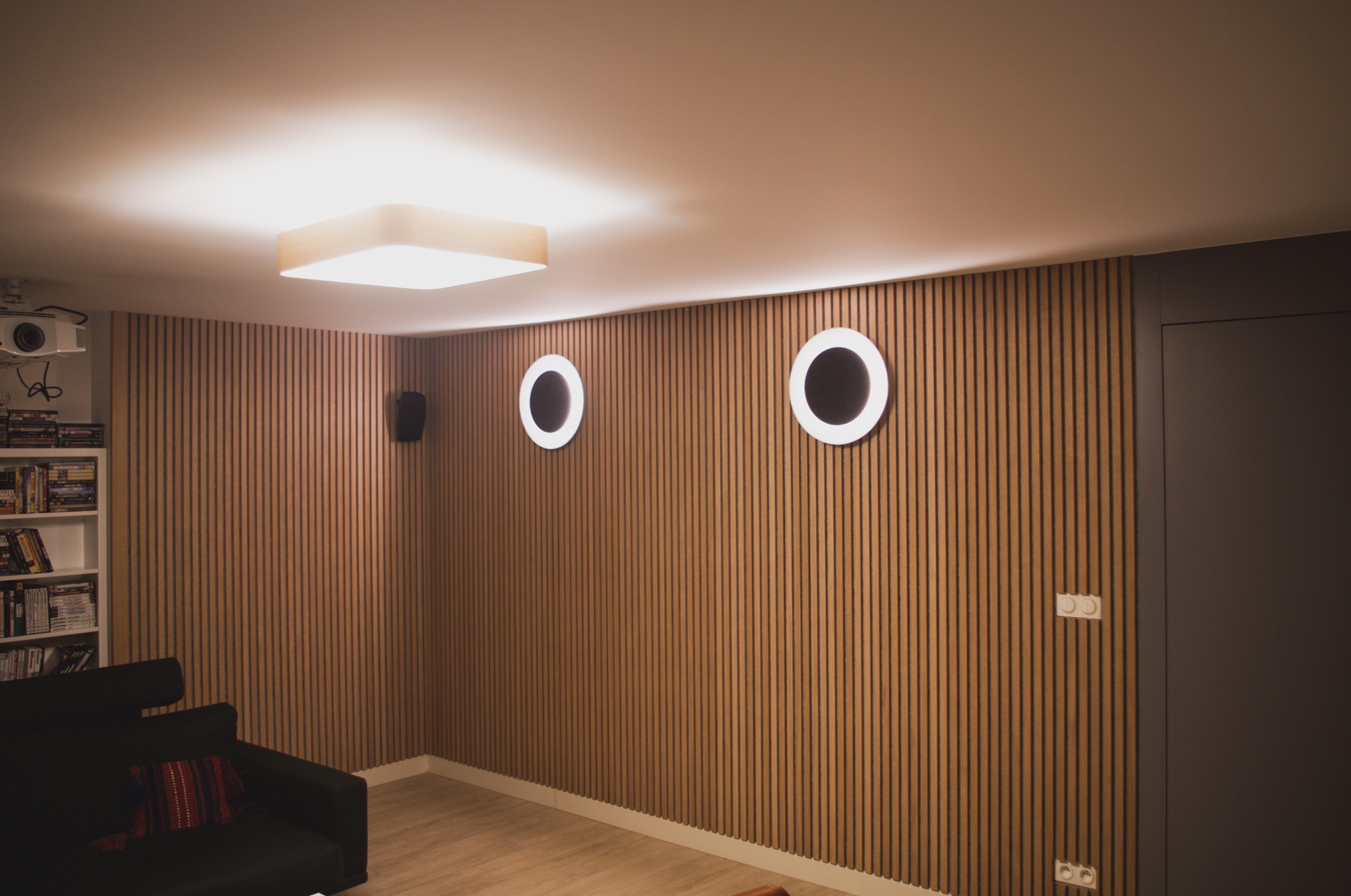 sala kinowa, z lamelami na okładzinie dźwiękochłonnej oraz drzwi o podwyższonej izolacyjności...