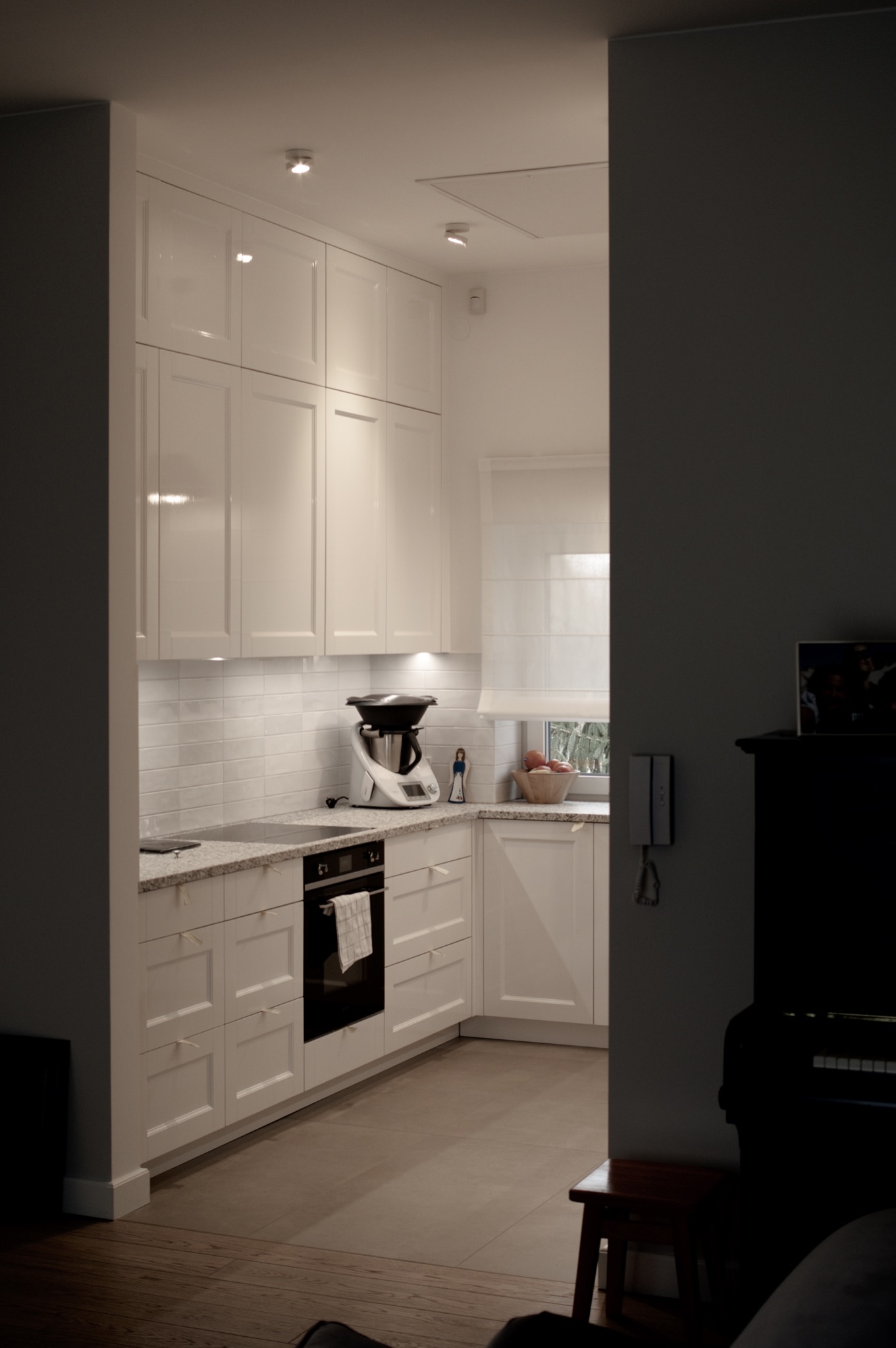 Kuchnia to centrum domu, w tym w klasycznym ujęciu z ceramicznym zlewem i stylizowanymi frontami...