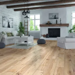 Jasne drewniane deski podłogowe w przestronnym salonie z białymi meblami, kominkiem i dekoracjami w stylu skandynawskim. Widoczne sęki i naturalne usłojenie drewna.