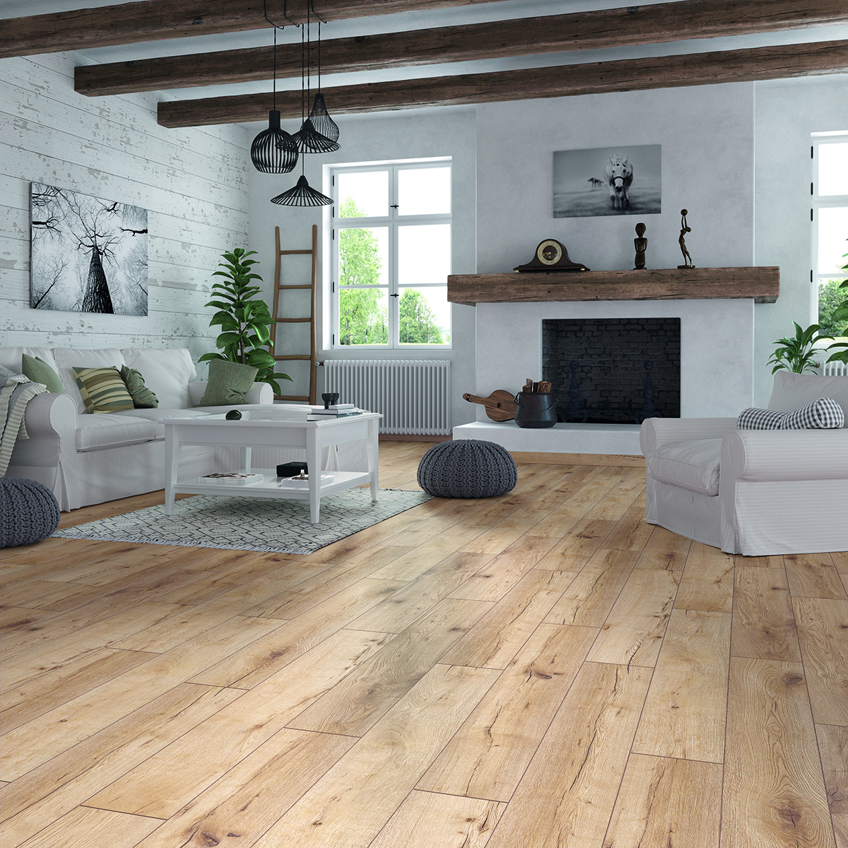 Jasne drewniane deski podłogowe w przestronnym salonie z białymi meblami, kominkiem i dekoracjami w stylu skandynawskim. Widoczne sęki i naturalne usłojenie drewna.